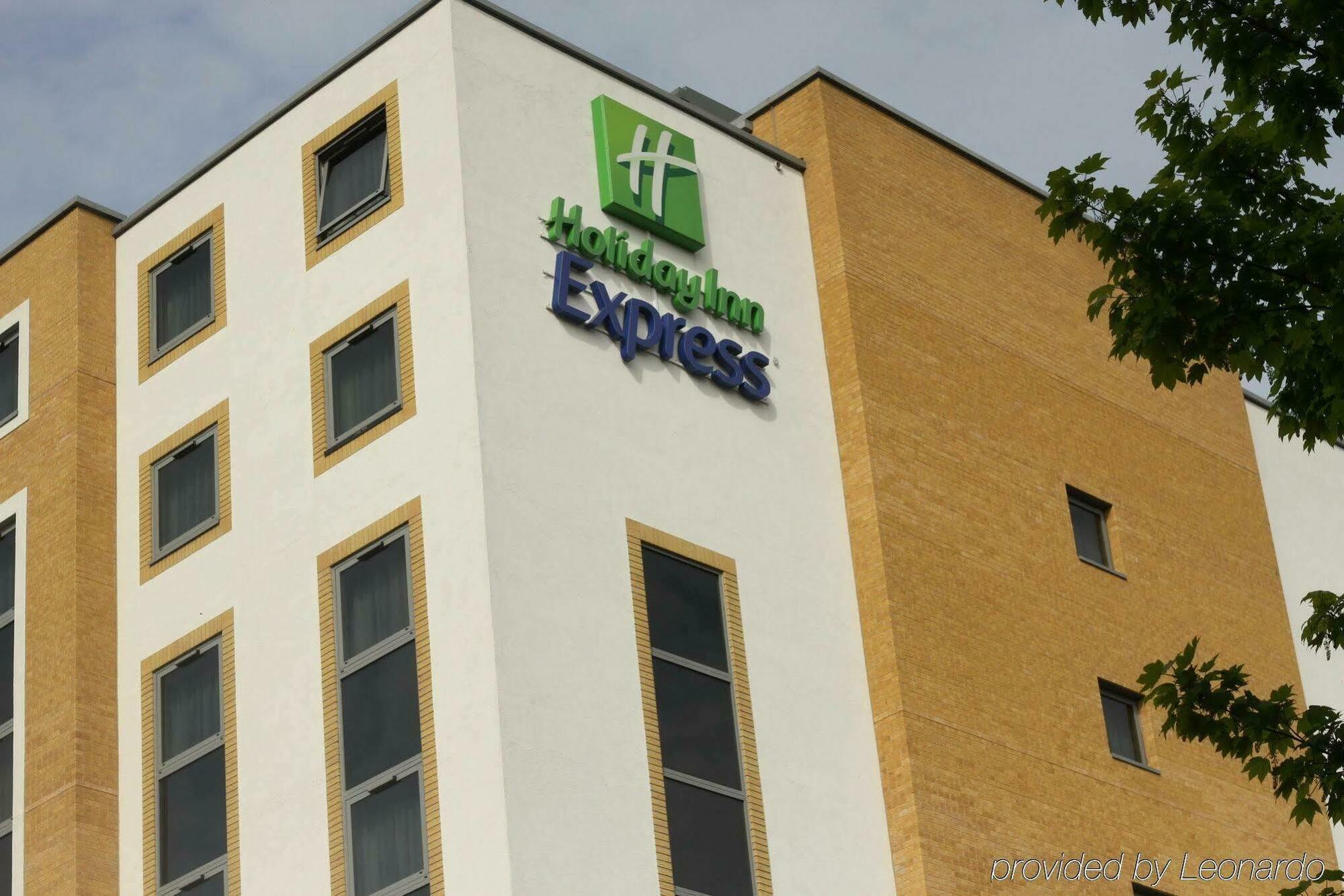 Holiday Inn Express London - Watford Junction, An Ihg Hotel Bagian luar foto
